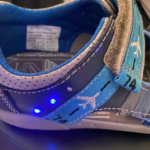 Clarks Kid’s Jet Themed Velcro Leather Light Up Sandals - Picture 12 of 13